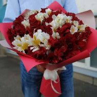 Букет из 19 красных и белых альстромерий Букет из 19 красных и белых альстромерий